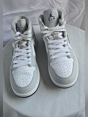 Nike Air Jordan 1 Mid Light Smoke Grey Women’s US 9 Sneakers.